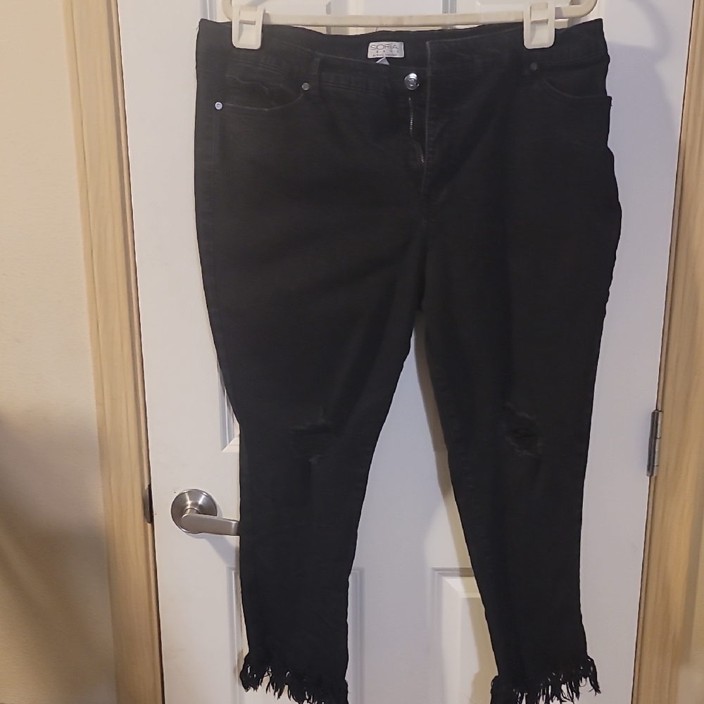 Sofia by Sofia Vergara Black Cropped Jeans with Frayed Hem